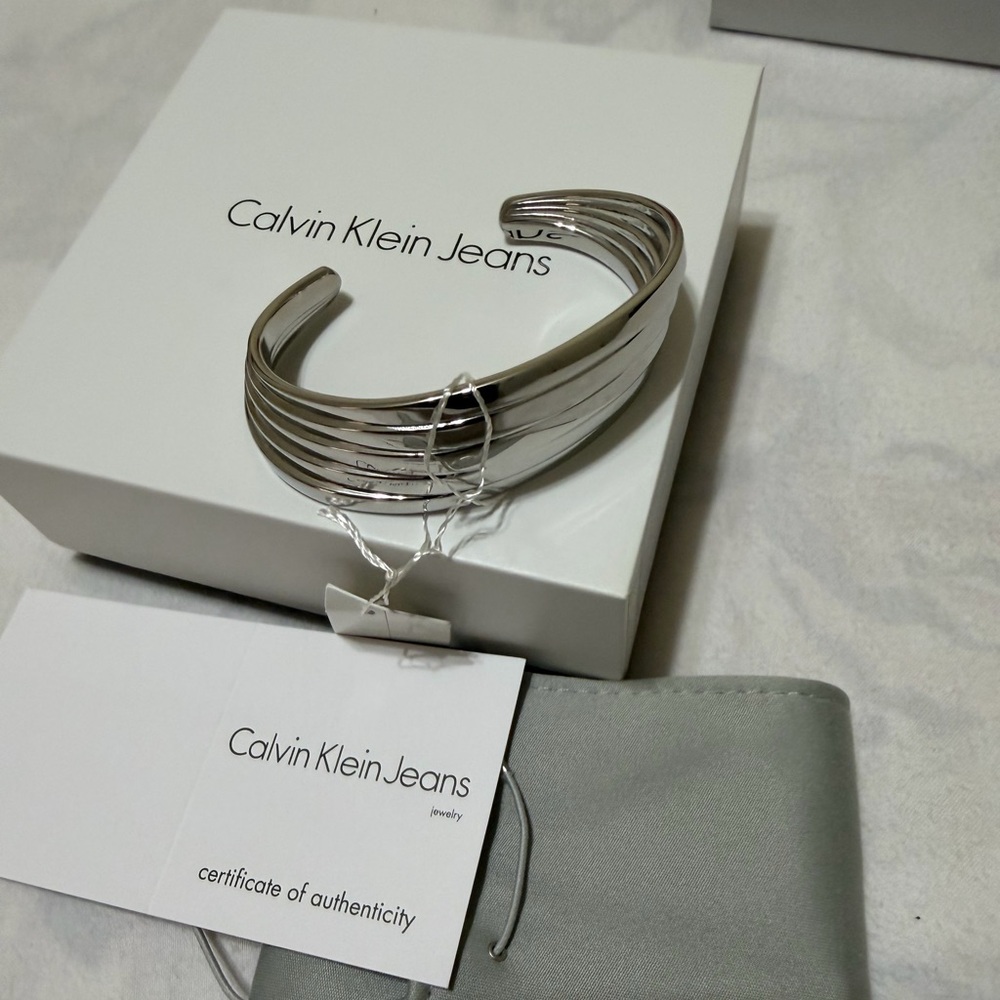 CALVIN KLEIN OPEN CUFF BANGLE